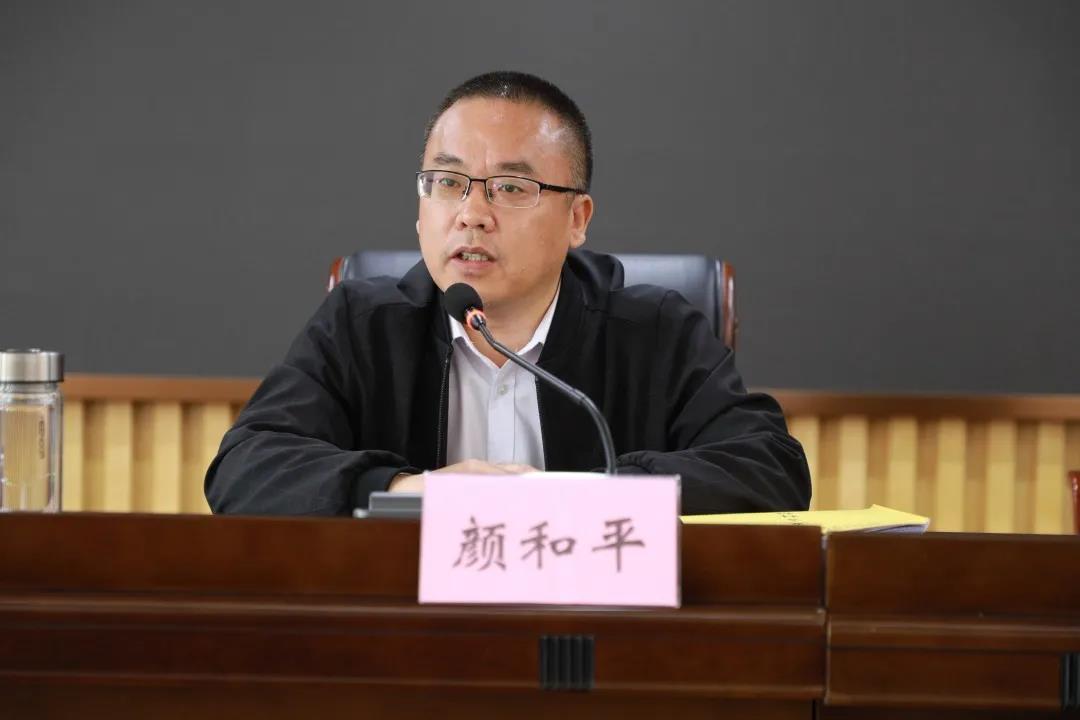 一门心思干事区委书记颜和平这样点赞寄语奋斗的青年干部