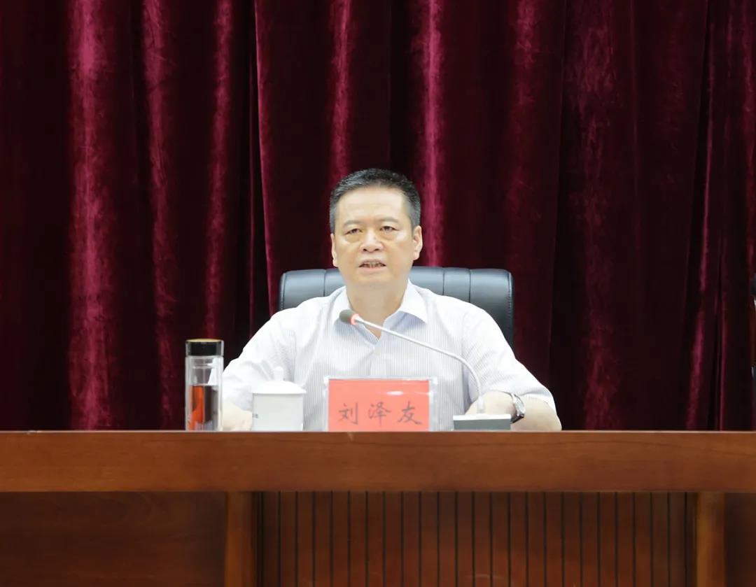 "从一杯酒,一包烟,一个小红包抓起,以小切口推动作风大整治",刘泽友在