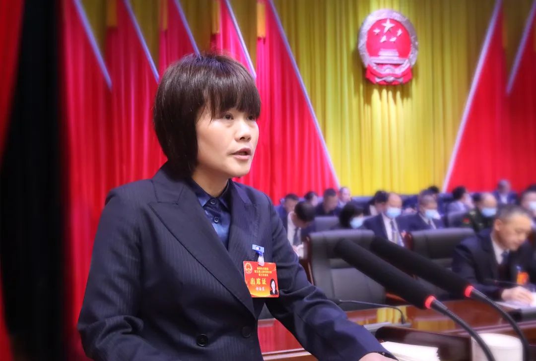 石鼓区五届人大三次会议开幕,颜和平出席,刘红丹主持,谢海蓉作《政府