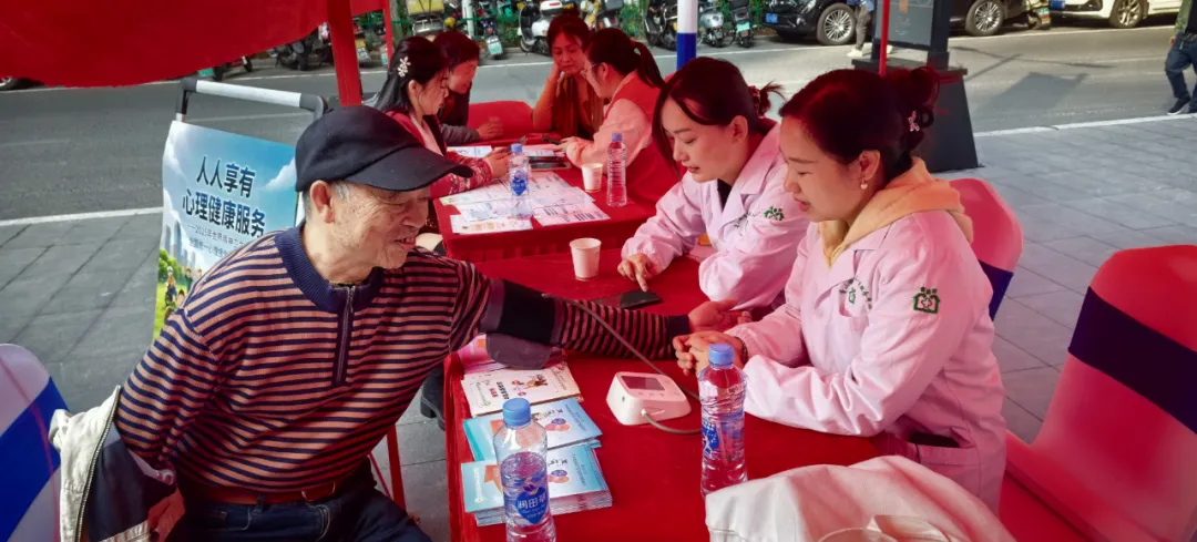 情暖夕阳红！青山街道举办“心系桑榆，情暖金秋”重阳节关爱活动-图片新闻-石鼓区人民政府门户网站
